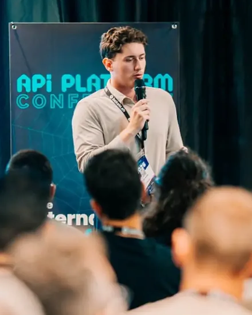 Mehdi Zaidi au micro, à l'API Platform Conference